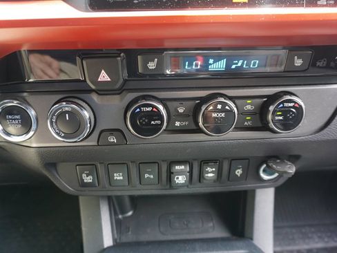 Used 2018 Toyota Tacoma TRD Sport AWD/4WD image 11