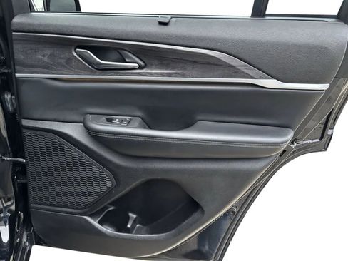 Used 2023 Jeep Grand Cherokee Limited w/ Luxury Tech Group II image 28