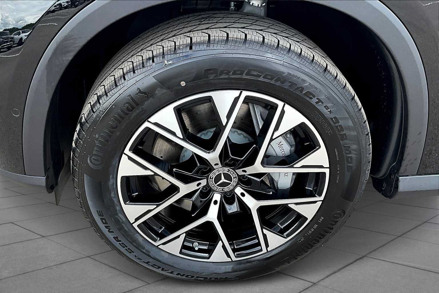 Used 2025 Mercedes-Benz GLC 350e 4MATIC image 11