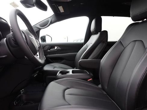 New 2026 Chrysler Pacifica Select image 12
