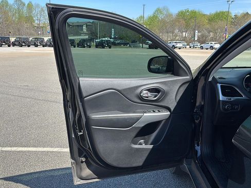 Used 2022 Jeep Cherokee Latitude image 9