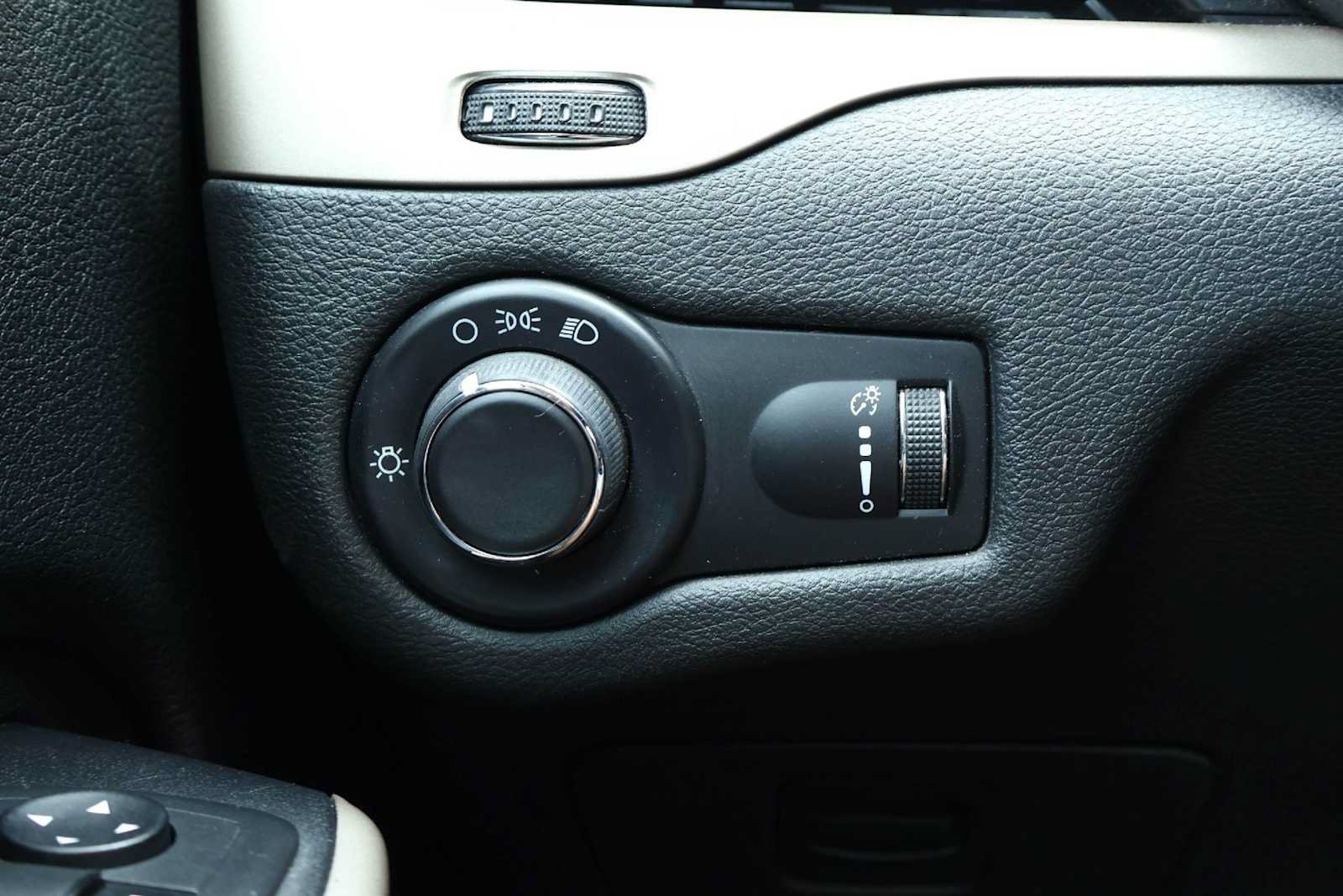 Used 2017 Jeep Cherokee Sport FWD image 27