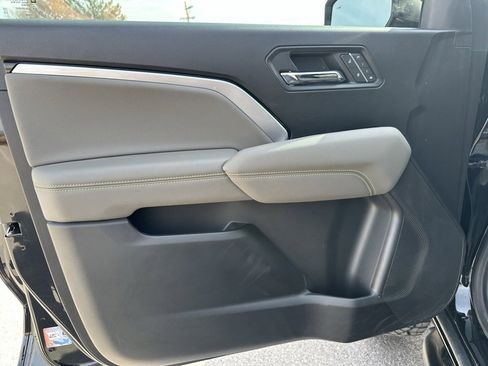 Used 2025 Chevrolet Colorado ZR2 w/ Technology Package image 23