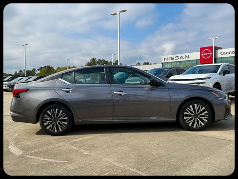 Used 2024 Nissan Altima 2.5 SV image 9