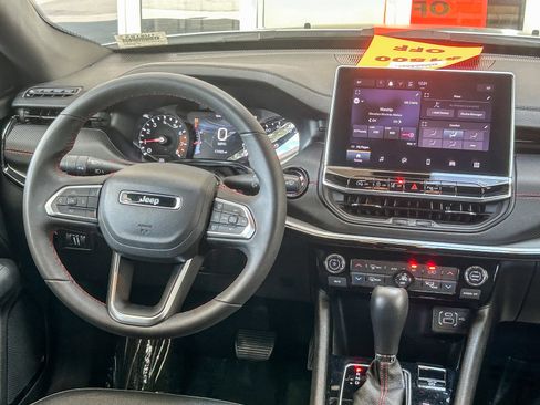Used 2025 Jeep Compass Trailhawk image 12