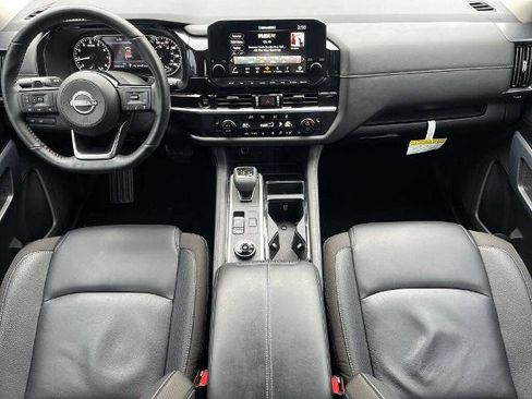 Certified 2025 Nissan Pathfinder SL image 2