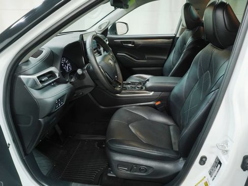 Used 2021 Toyota Highlander Platinum AWD/4WD image 12