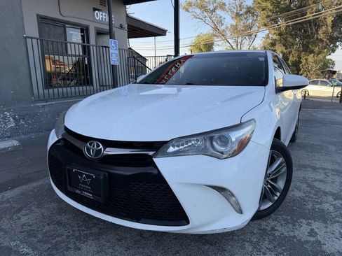 Used 2017 Toyota Camry SE FWD image 1
