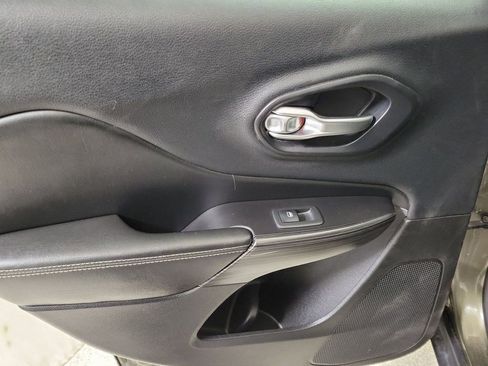 Used 2015 Jeep Cherokee Limited w/ Luxury Group image 19