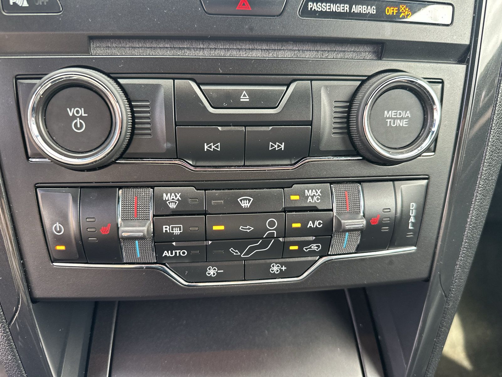 Used 2018 Ford Explorer XLT w/ Equipment Group 202A AWD/4WD image 23