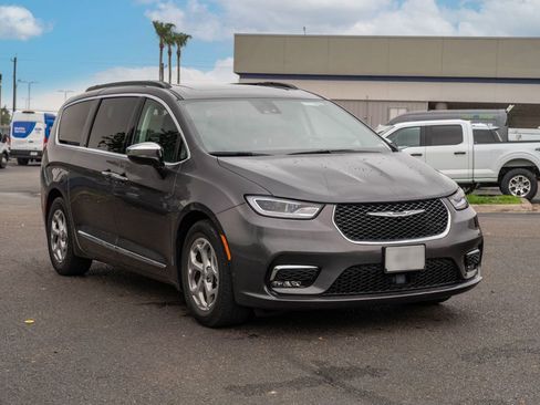 Used 2023 Chrysler Pacifica Limited FWD image 1