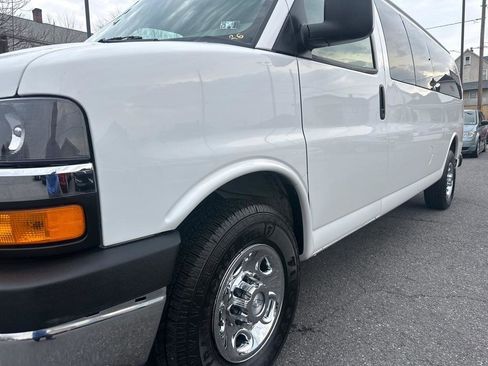 Used 2017 Chevrolet Express 3500 LT w/ LT Preferred Equipment Group RWD image 11