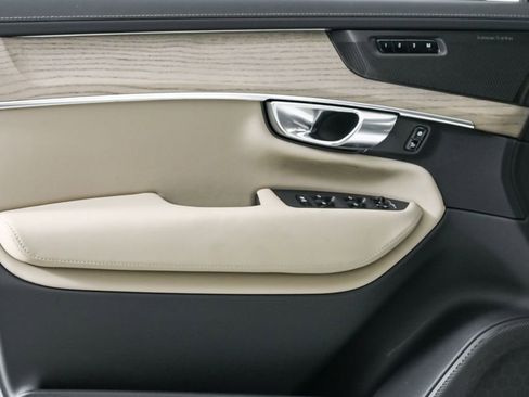 Certified 2025 Volvo XC90 B6 Plus image 8