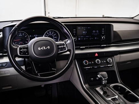 Used 2023 Kia Carnival LX image 4