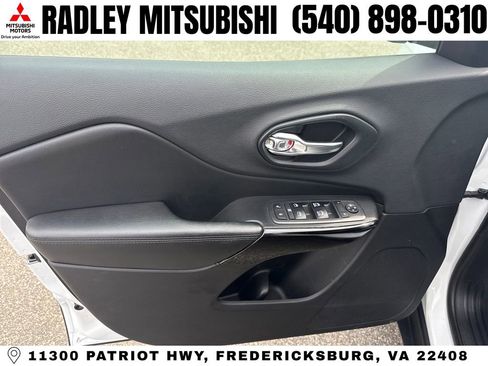 Used 2019 Jeep Cherokee Latitude Plus AWD/4WD image 5
