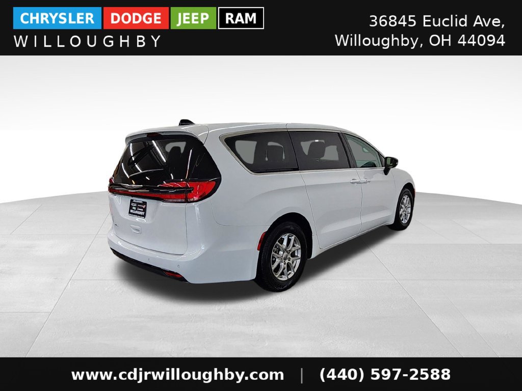 Used 2024 Chrysler Pacifica Touring-L FWD image 9
