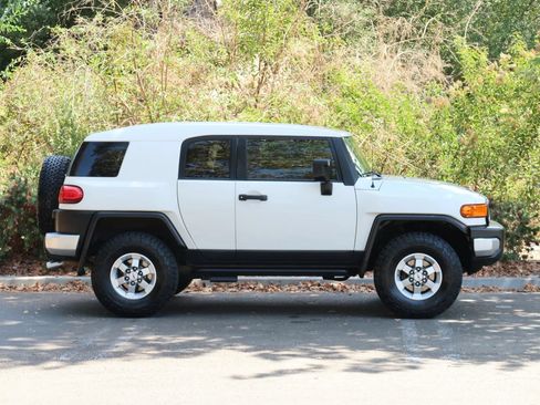 Used 2009 Toyota FJ Cruiser 2WD w/ TRD Sport Pkg image 14