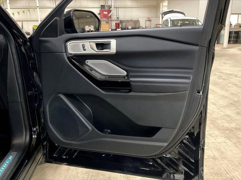 Certified 2022 Ford Explorer Platinum w/ Equipment Group 601A image 22