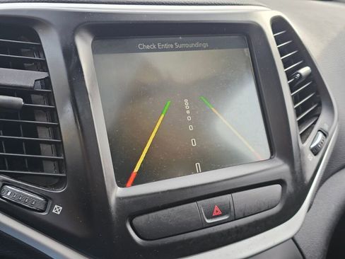 Used 2018 Jeep Cherokee Latitude Plus w/ Comfort/Convenience Group image 23