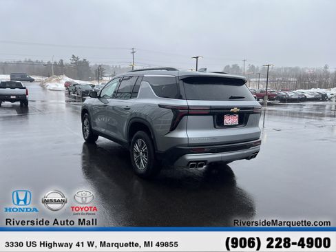 Used 2025 Chevrolet Traverse LT image 6