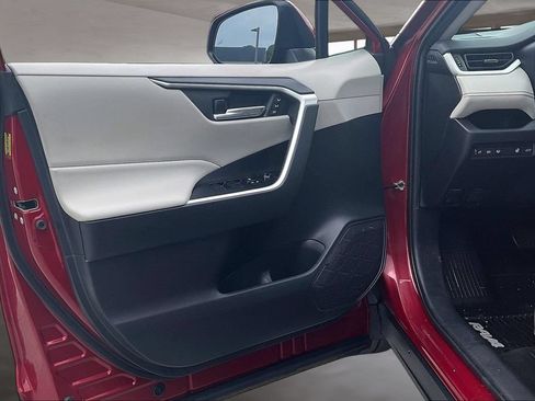 Used 2020 Toyota RAV4 XLE Premium FWD image 20