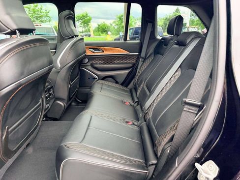 Used 2025 Jeep Grand Cherokee Summit AWD/4WD image 12