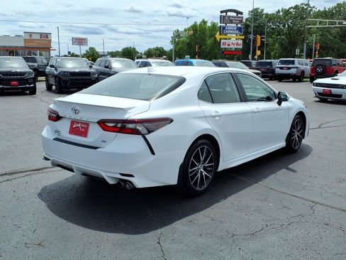 Used 2024 Toyota Camry SE FWD image 4