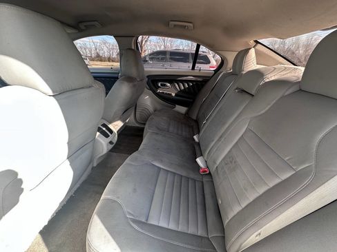 Used 2011 Ford Taurus SE image 4