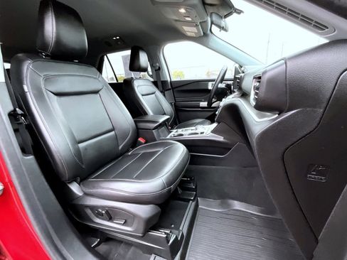 Used 2022 Ford Explorer XLT w/ Equipment Group 202A image 16