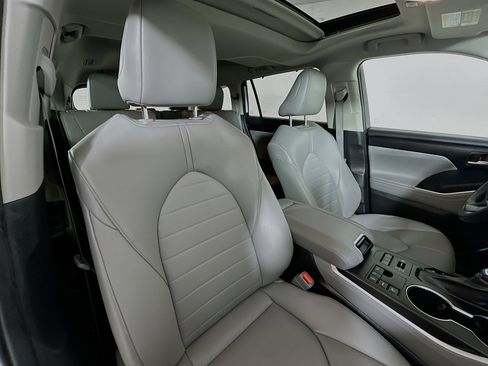 Used 2023 Toyota Highlander XLE image 29