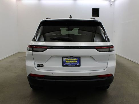 Used 2025 Jeep Grand Cherokee Altitude AWD/4WD image 4