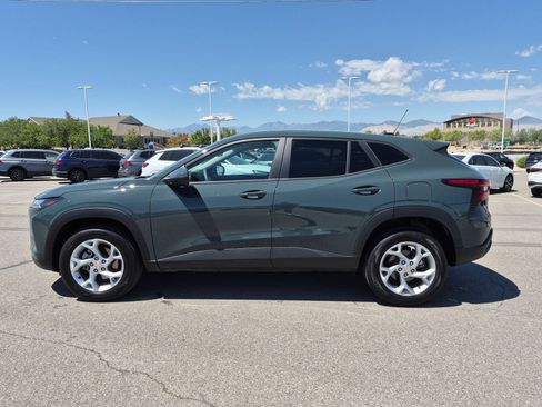 Used 2025 Chevrolet Trax LS w/ LS Convenience Package FWD image 6