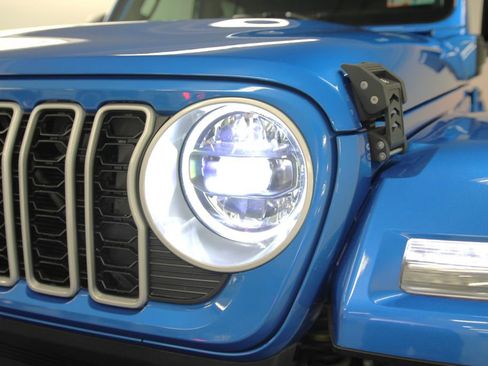 Used 2024 Jeep Wrangler Unlimited Sahara w/ Technology Group image 11