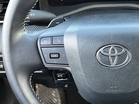 Used 2025 Toyota Camry SE w/ Convenience Package image 11