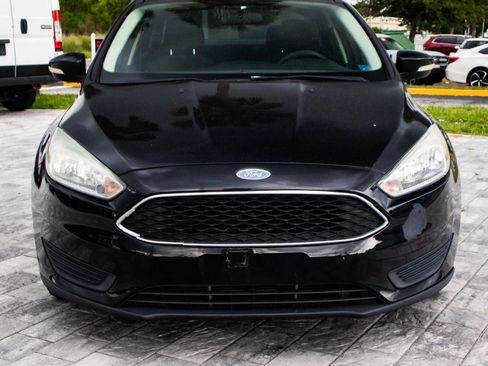 Used 2017 Ford Focus SE FWD image 2