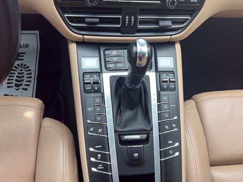 Used 2020 Porsche Macan AWD/4WD image 18