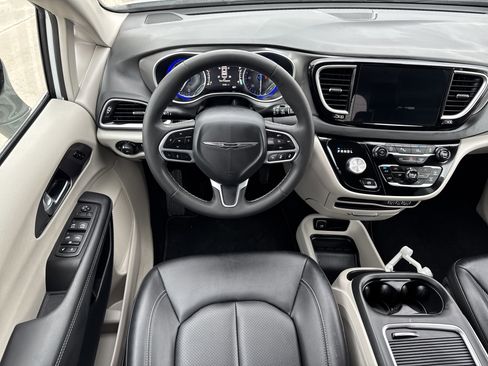 Used 2024 Chrysler Pacifica Touring-L image 14