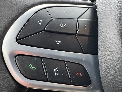 Used 2024 Chrysler Pacifica Select image 17