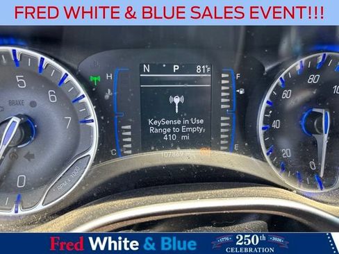 Used 2018 Chrysler Pacifica Touring-L w/ Premium Audio Group FWD image 9