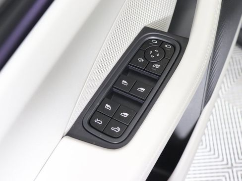 Certified 2025 Porsche Macan Electric image 27