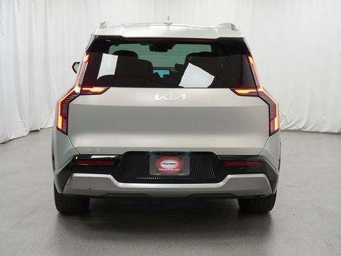 Used 2024 Kia EV9 Land image 11