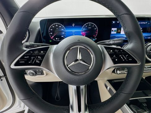Used 2026 Mercedes-Benz GLB 250 image 12