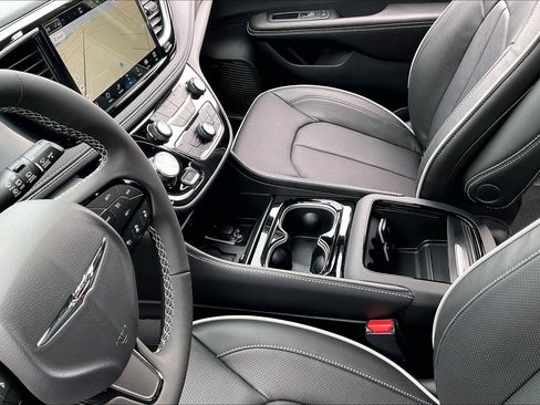 New 2026 Chrysler Pacifica Limited image 8