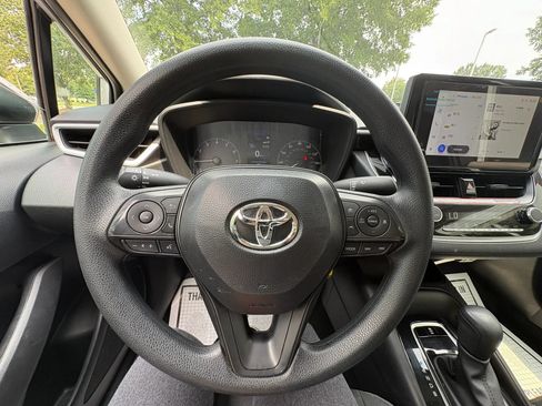 Used 2025 Toyota Corolla LE FWD image 30