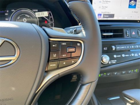 New 2025 Lexus ES 300h w/ Luxury Package image 17