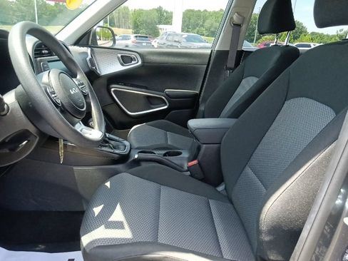 Used 2025 Kia Soul LX w/ LX Technology Package FWD image 15