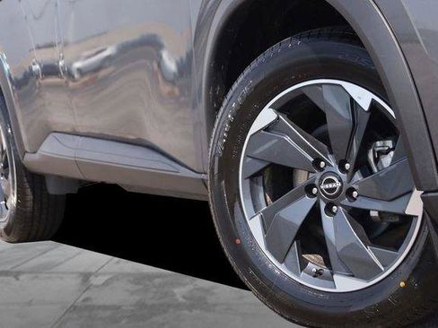 Used 2025 Nissan Rogue SV image 3