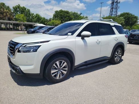 Certified 2024 Nissan Pathfinder SL FWD image 5