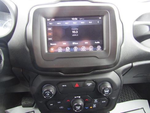 Used 2018 Jeep Renegade Latitude w/ Cold Weather Group image 12