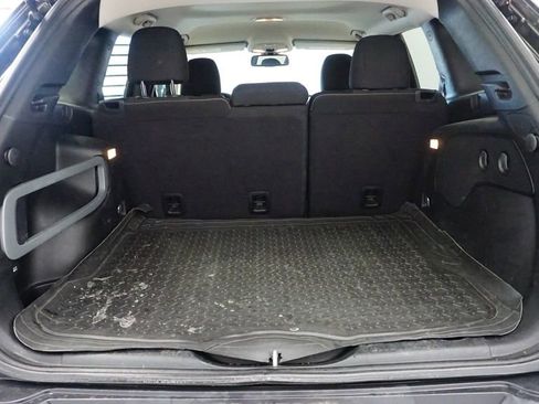 Used 2017 Jeep Cherokee Latitude w/ Cold Weather Group image 20